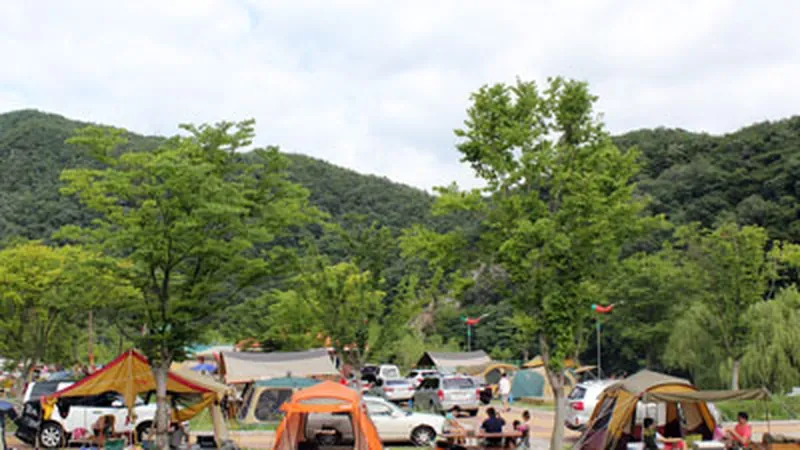 샤워실, 화장실, 개수대를 완비한 중앙 공용 편의시설동