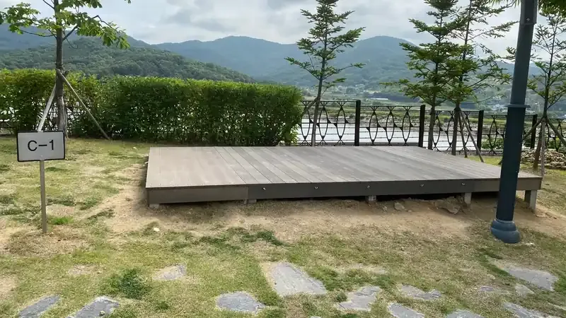 온수 샤워장, 화장실, 세척실을 완비한 중앙 편의시설동 및 산책로