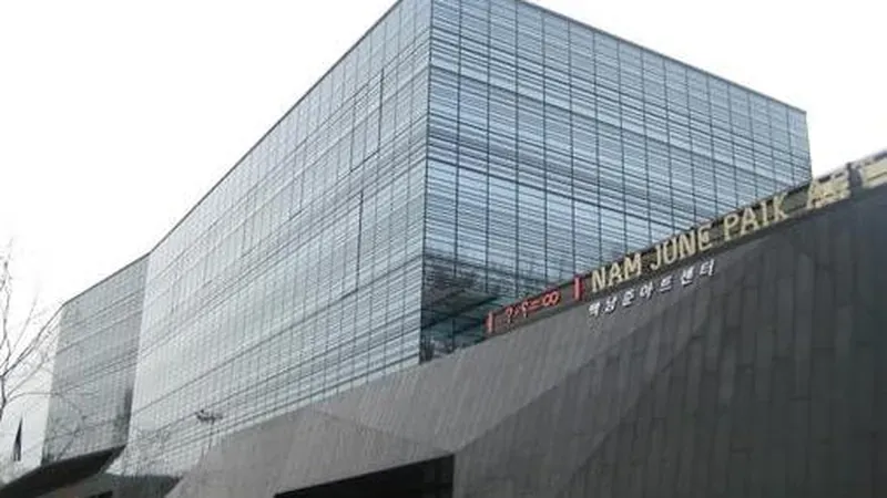 박물관 맞은편 백남준아트센터 외관 및 상갈 조각공원 수목 쉼터