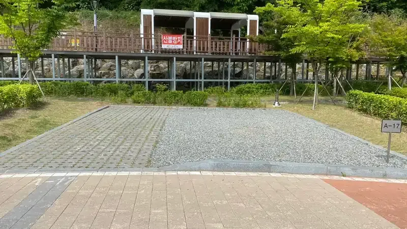 차박과 대형 패밀리 텐트 피칭이 여유로운 오토캠핑 사이트 전경