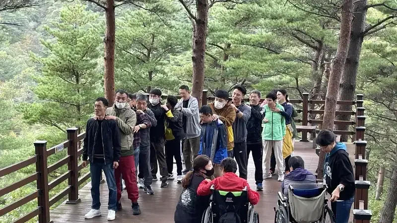 유모차·휠체어가 함께 거니는 완만한 나눔길 무장애 데크로드