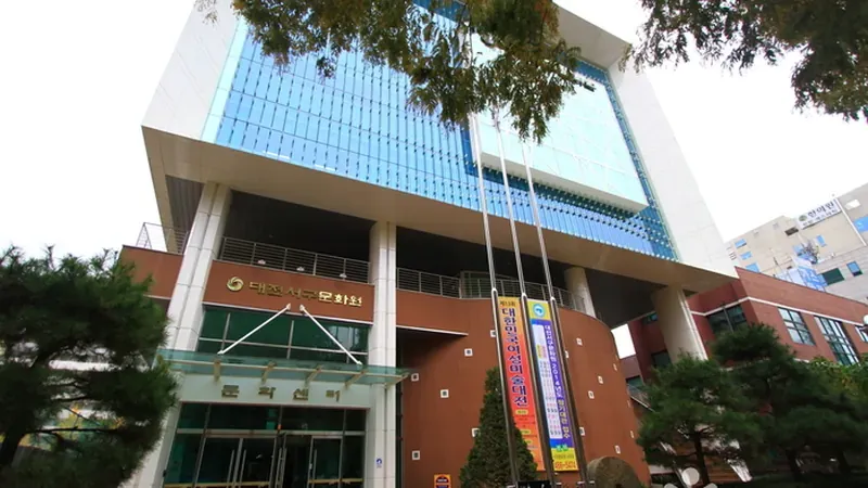 숲속 어드벤처 출렁다리와 연결되는 무장애 산책 데크