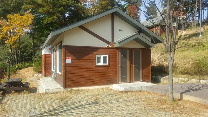 자연 채광과 넓은 거실을 갖춘 친환경 통나무 독채 꽃사슴동
