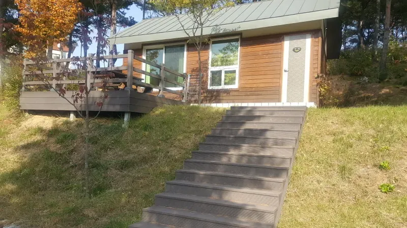 숲속 깊은 곳에 위치해 고요한 휴식을 선사하는 숲속의 집 산양동