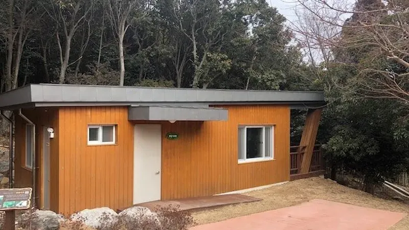 청정 난대림 속 힐링을 선사하는 목조 독채 생달나무방