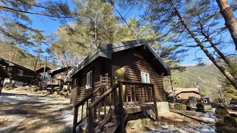 단층 온돌 보일러와 자연 채광을 갖춘 독채 산까치동