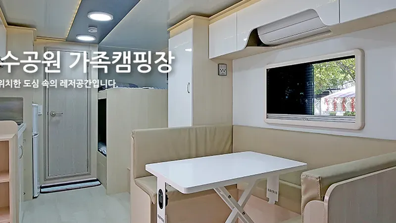 안전 펜스와 전기 분전함이 구비된 독립형 캠핑 목재 데크