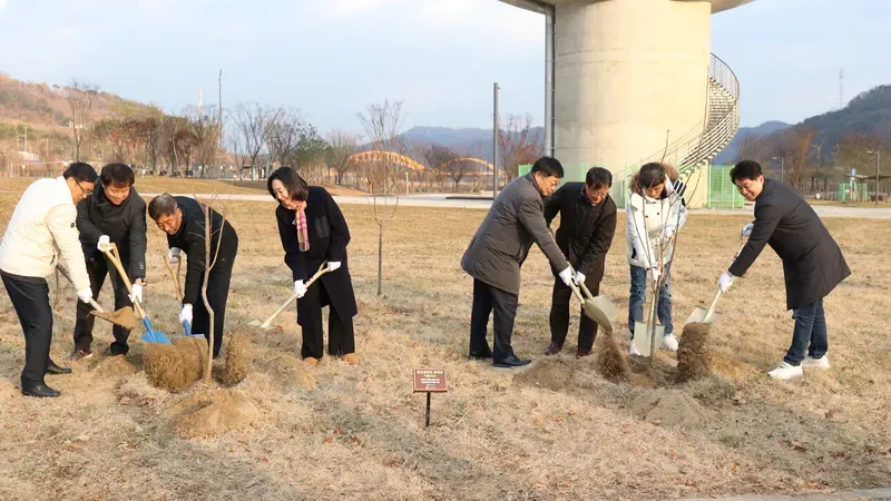 수목이 식재된 쾌적한 텐트 영지와 친환경 포장 보행로