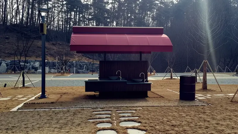 캠핑장 중앙 잔디마당 및 탁 트인 전경