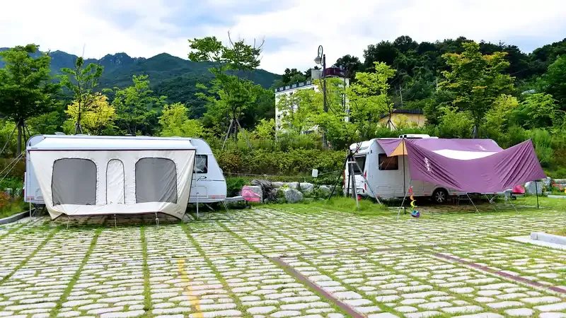 가야산 능선 풍광 아래 쾌적하게 정비된 카라반 영지와 캠핑장 전경