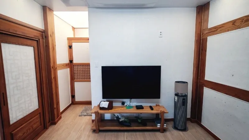 야외 목재 테라스와 편리한 취사 설비를 갖춘 가족형 카라반 숙소 시설