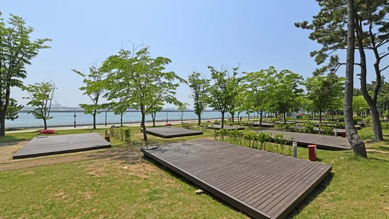 온돌 난방 바닥과 주방 시설을 갖춘 카라반 침실 내부