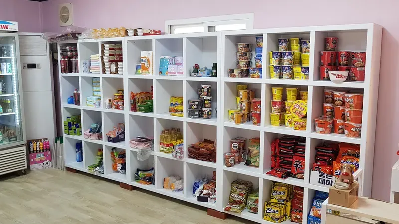 관리동 직영 편의점 및 캠핑 필수품 구비 매점