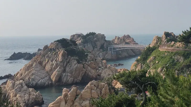 캠핑장 산책로로 직결되는 대왕암공원 기암괴석과 대왕교 전경