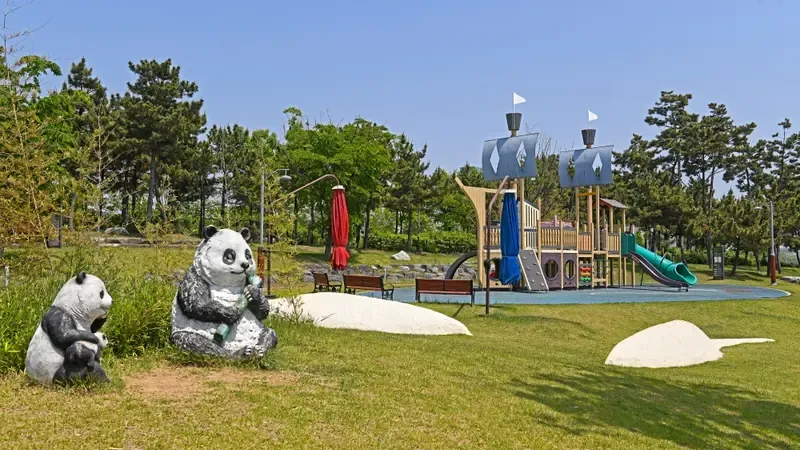 숲속 잔디광장 옆 일반 캠핑 전용 목재 데크 사이트