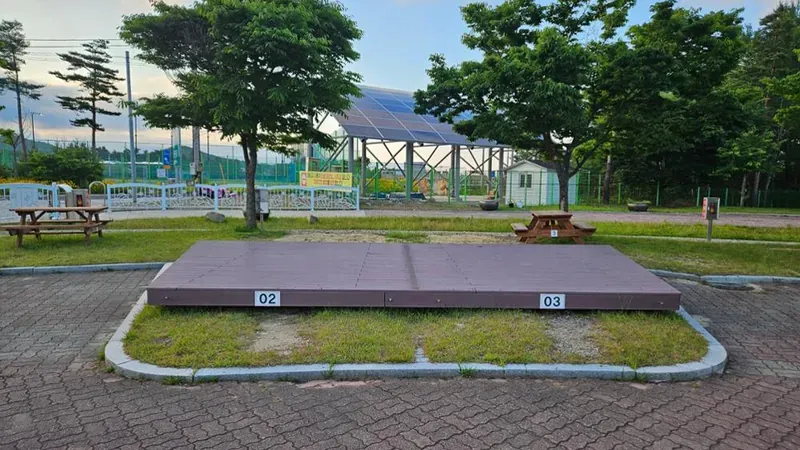 송지호 해수욕장 백사장 진입로와 바로 맞닿은 제2구역 데크 사이트