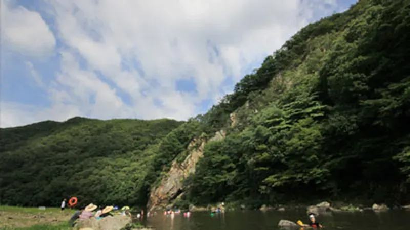 쾌적한 야영을 위한 B구역 대형 잔디데크 캠핑 사이트