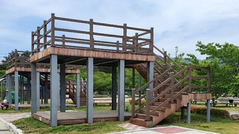 해송 피톤치드 그늘 아래 호젓하게 힐링하는 제3구역 숲속 데크 야영지