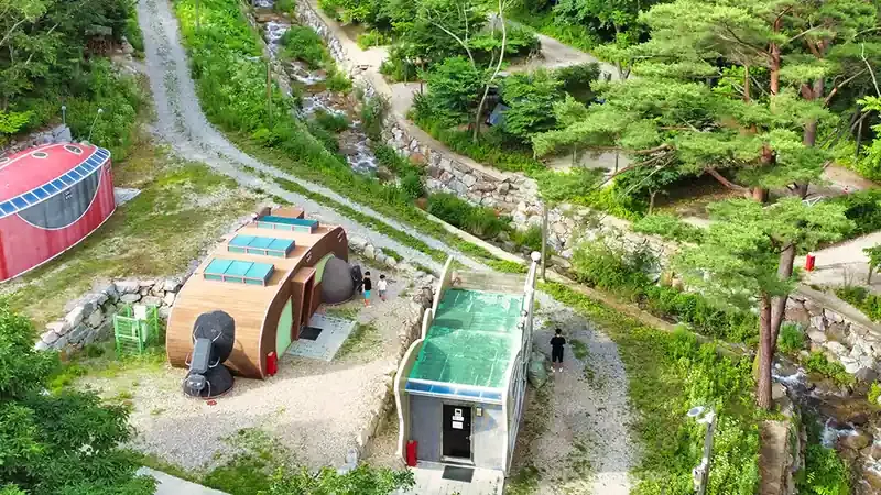 계곡 조망 독립 목재 데크 사이트