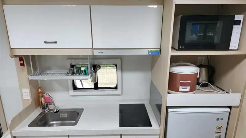수목 아래 조성된 일반야영장 목재 데크 사이트
