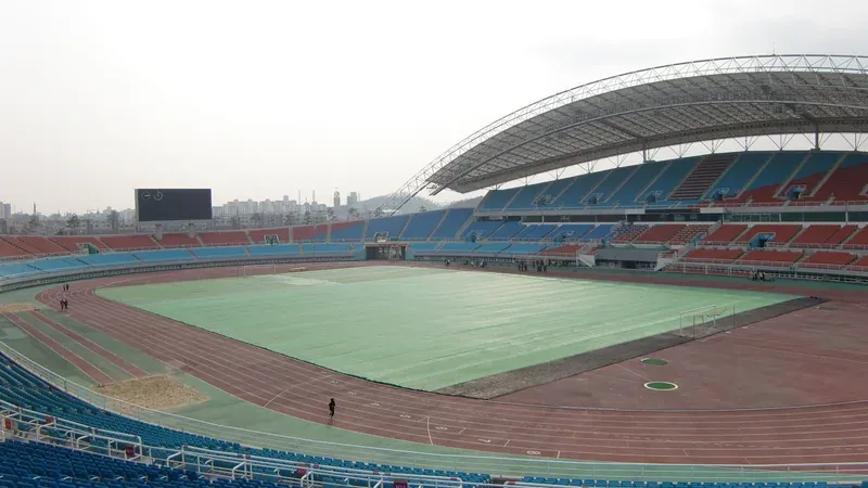 와스타디움 주경기장 트랙 및 관람석 전경