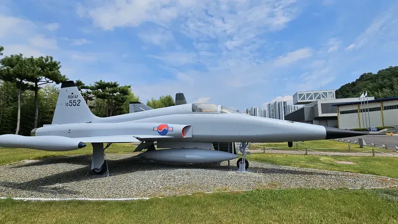 대한민국 영공을 수호한 대형 초음속 전폭기 F-4E 팬텀 2