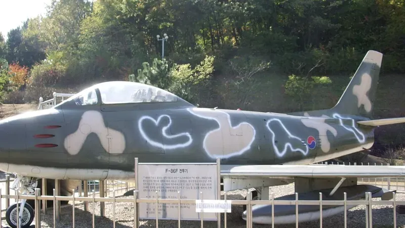 야외 잔디마당에 보존된 F-86 세이버 실물 전투기 전시