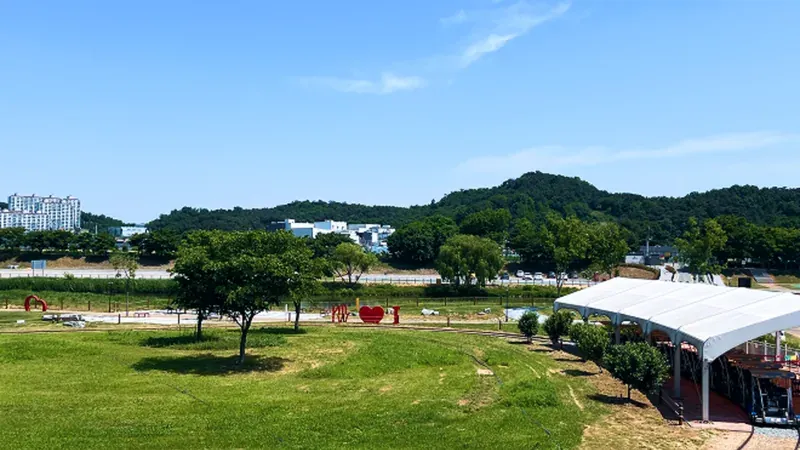 파쇄석 오토캠핑 사이트 및 분전함 등 부대시설