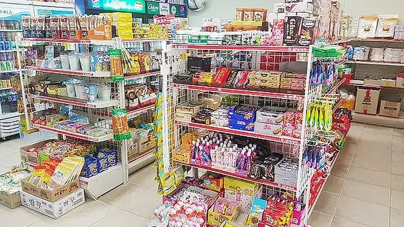 캠핑장 매점 내부 (고기/식음료/캠핑용품 일체 대여 및 판매)