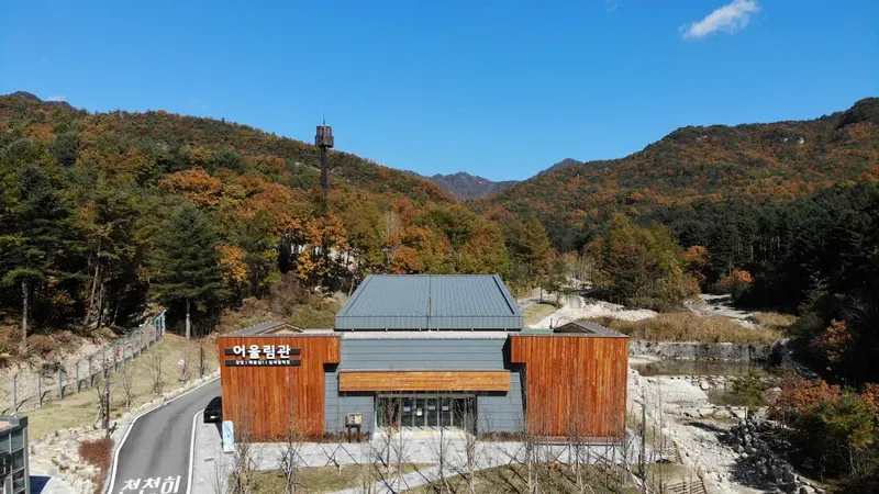 가족이 편안하게 머무를 수 있는 단층 온돌 숲속 생활관