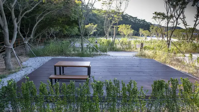 풀옵션 캠핑 설비를 갖춘 글램핑 텐트 및 목재 데크 영지