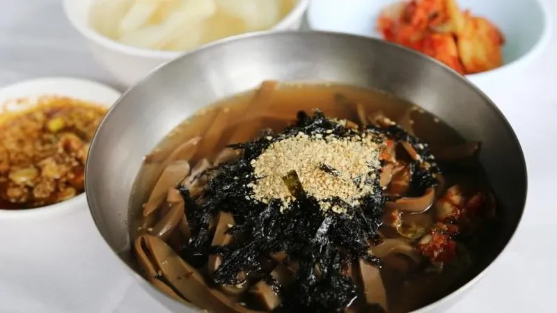 지질박물관 중앙홀 대형 공룡 골격 화석 및 지질 표본 전시실