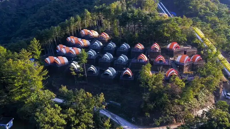 소금산 자락 아래 쾌적하게 완비된 피톤치드 글램핑 숙소