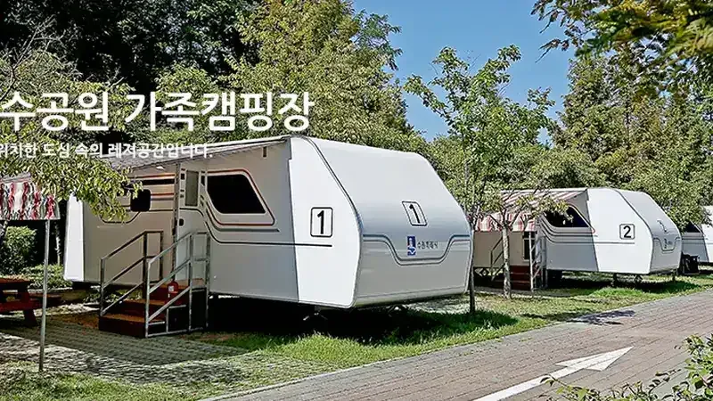 냉난방 완비 및 개별 테라스 야외 테이블을 갖춘 4인 가족 카라반