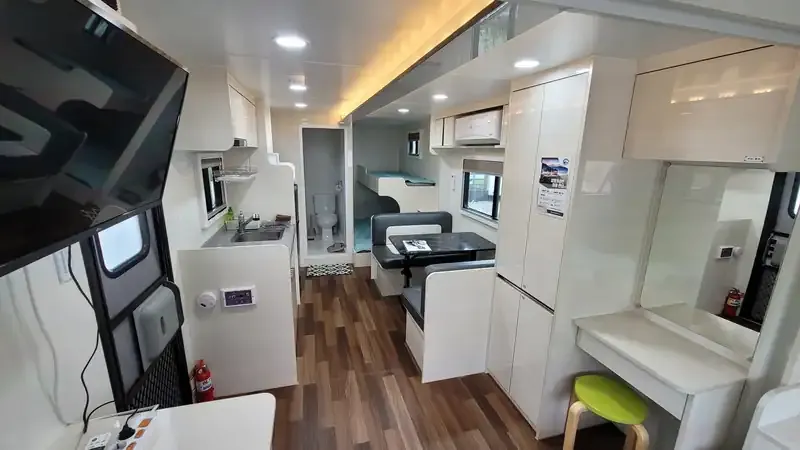 가족 단위 캠핑을 위한 카라반 전용 영지 및 최신 편의시설동