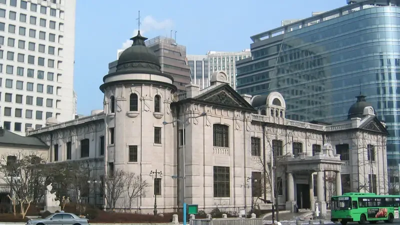 화폐박물관 정문 출입구 및 역사 전시관
