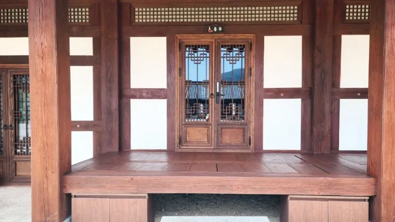 따뜻한 온돌 바닥과 개별 화장실을 갖춘 단층 한옥형 테마 글램핑 숙소