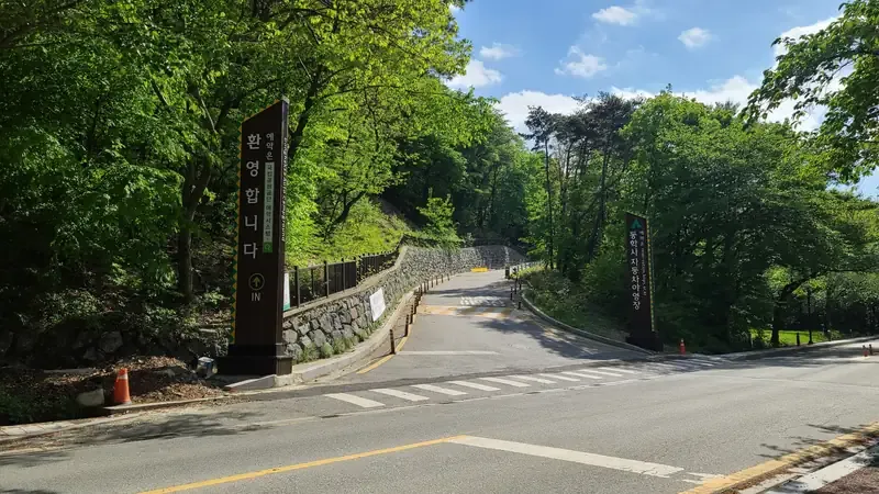 가족 단위 캠핑을 위한 넓은 목재 데크 영지 및 테이블