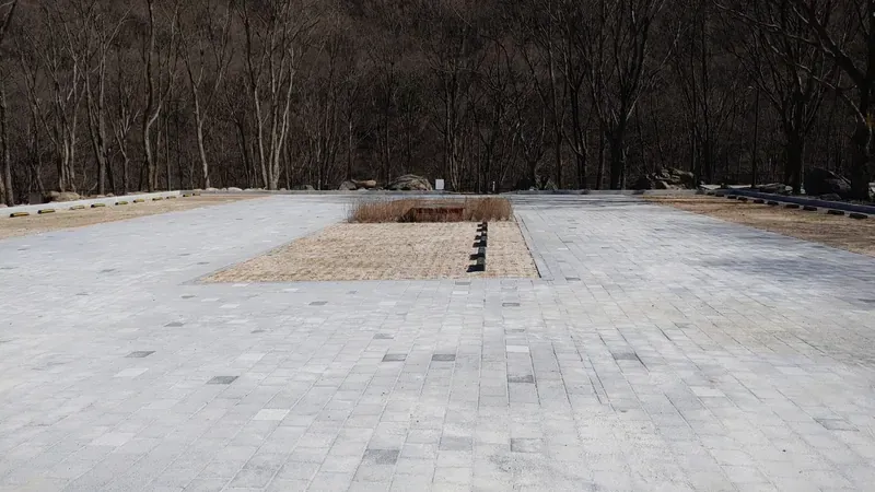 대형 텐트 설치가 가능한 평탄 파쇄석 및 목재 데크 사이트