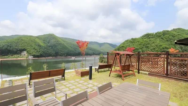 영유아 가족이 안전하게 뒹굴며 잘 수 있는 단층 온돌 가족실