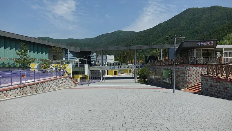 4D 시뮬레이터 안전체험관 메인 로비 및 체험 부스