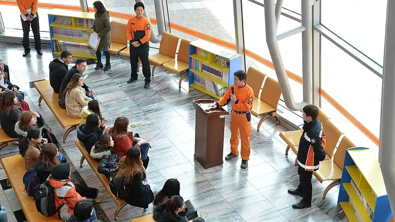 지진체험장 실내 진동 시뮬레이션 및 식탁 아래 방석 대피 실습
