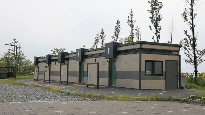 샤워실, 화장실, 세척실을 갖춘 모던 외관의 최신 편의시설 관리동
