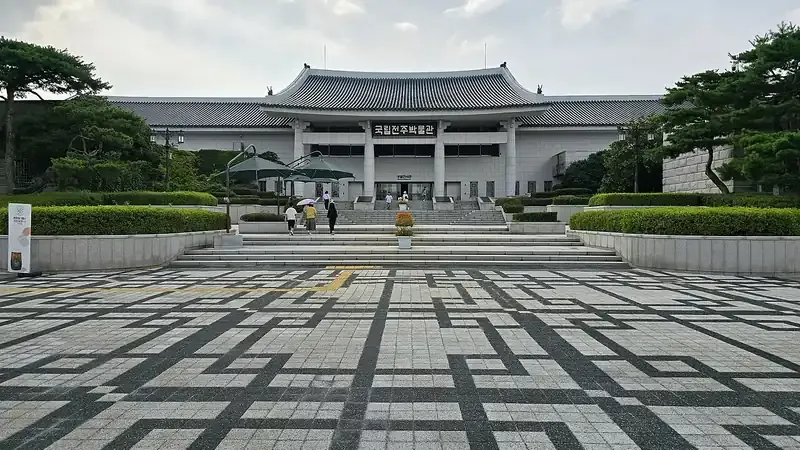 박물관 본관 로비 및 전시실 입구
