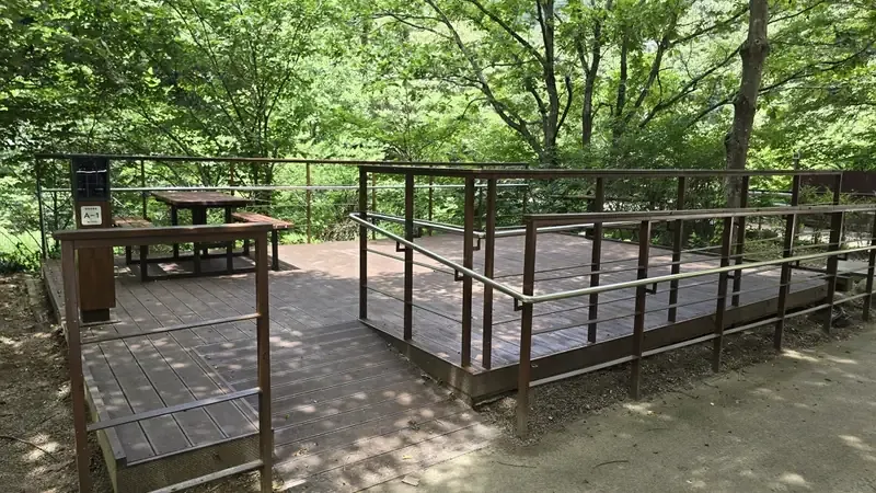 텐트 없이도 캠핑이 가능한 풀옵션 산막 및 카라반 시설
