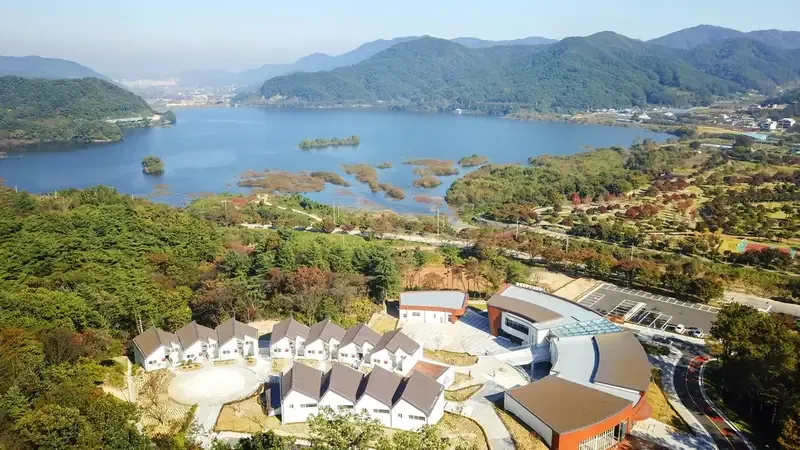 아늑한 원목 인테리어와 단층 온돌 구조의 가족 생활관