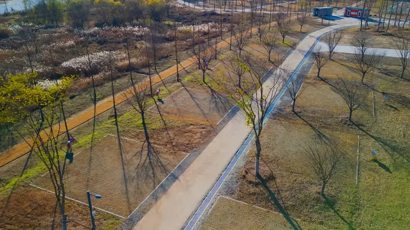 개별 목재 데크 테라스와 차광 캐노피를 갖춘 최신형 카라반존