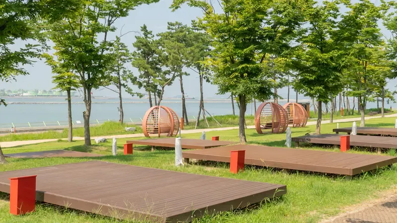 바다를 조망하는 최신형 고급 카라반 사이트 및 개별 데크