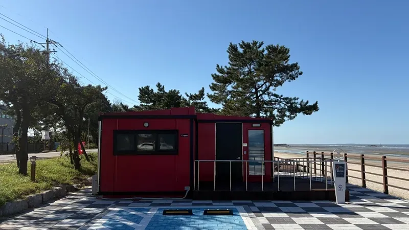 냉난방 에어컨과 침구류가 완비된 무텐트 가족 글램핑 텐트 외경