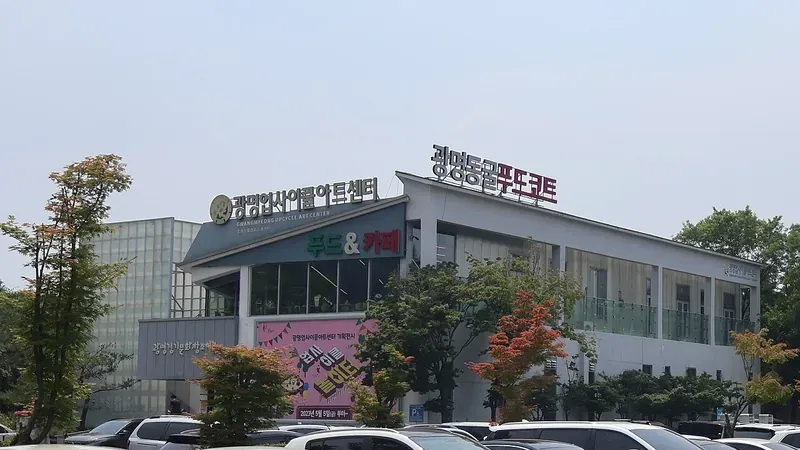 관람 전후 아이들과 간식 및 식사를 즐길 수 있는 푸드코트